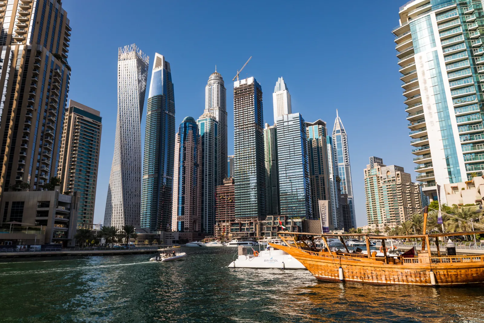 Quand partir à Dubaï ? Meilleure période et climat mois par mois Les gratte-ciel de Dubaï Marina illuminés la nuit