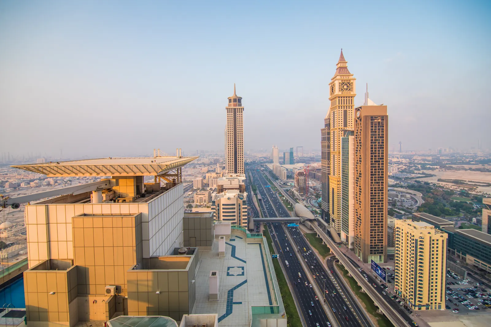 Dubaï : que voir, où dormir et itinéraires La skyline de Dubaï au coucher du soleil
