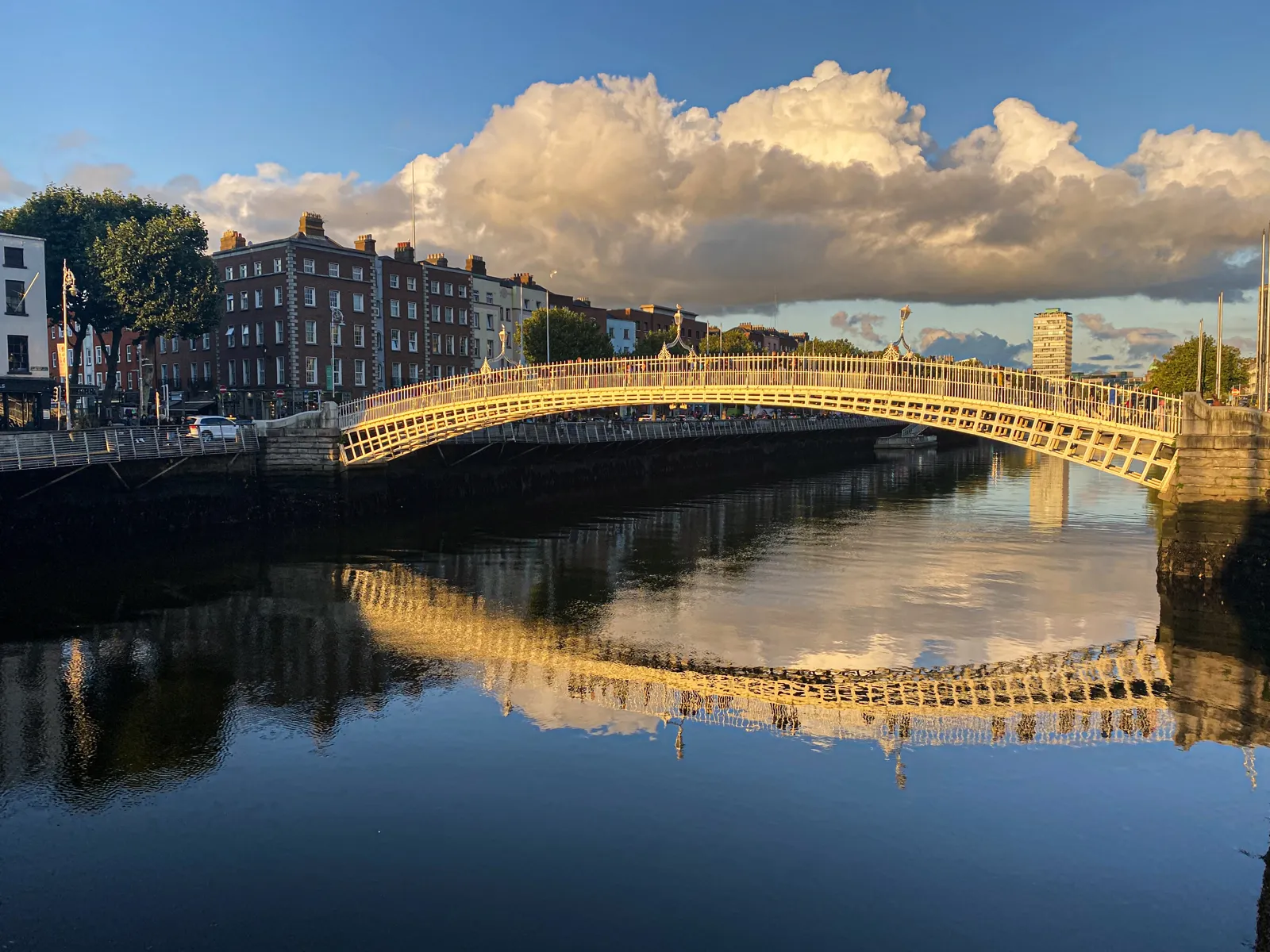Visiter Dublin : que voir, où dormir et quand partir Le Ha'penny Bridge sur la Liffey au coucher du soleil à Dublin