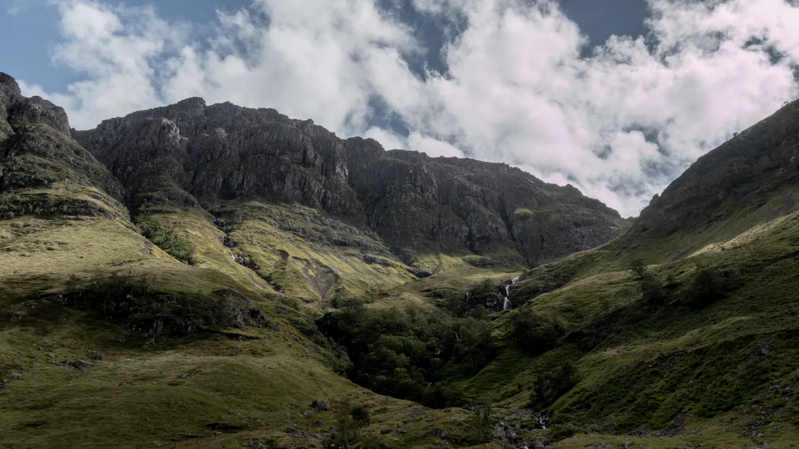 Voyage en Écosse : guide pratique, itinéraires et budget Montagnes de Glencoe sous un ciel nuageux, en Écosse
