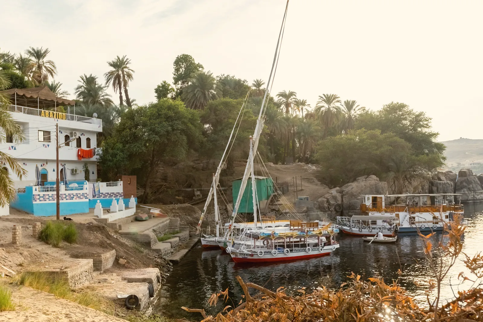Croisière sur le Nil : itinéraires, saison et conseils Felouque traditionnelle sur le Nil au coucher du soleil à Assouan, en Égypte