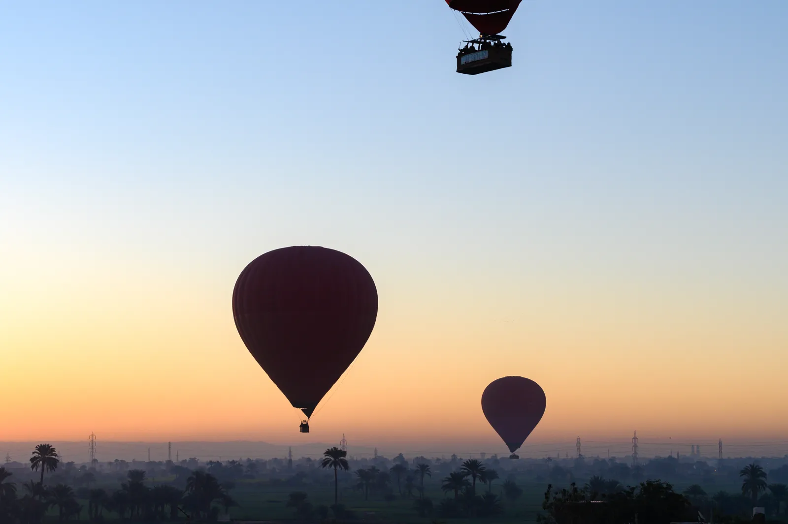 Montgolfières au lever du soleil au-dessus de la rive ouest du Nil, près de la Vallée des Rois à Louxor