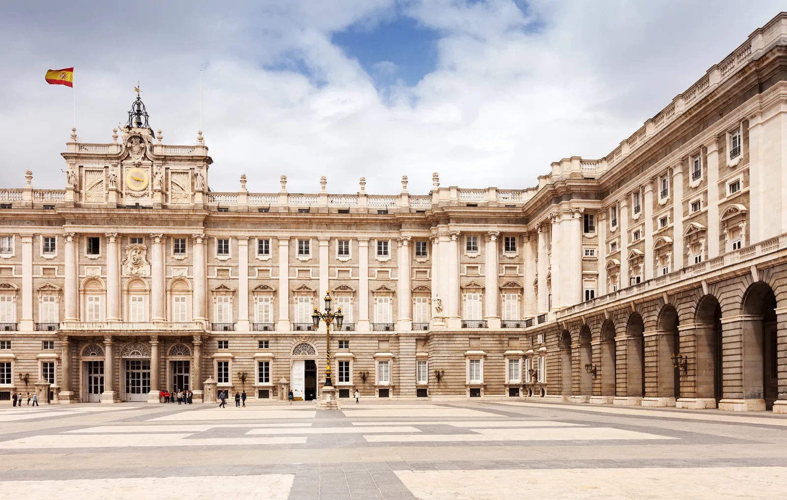 Quand partir en Espagne ? Meilleure période et climat mois par mois Le Palais royal de Madrid en Espagne