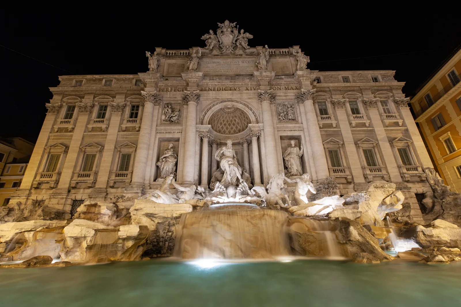 La fontaine de Trevi illuminée la nuit à Rome