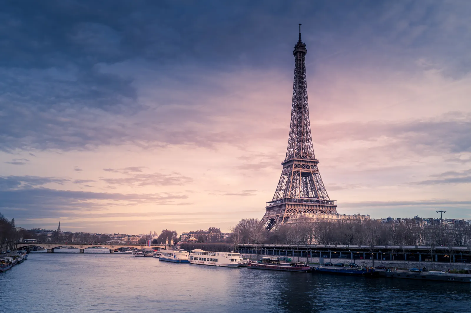 La tour Eiffel et la Seine à Paris au coucher du soleil