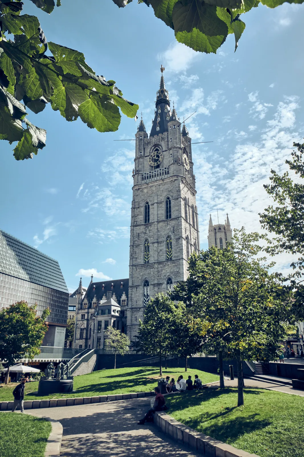Que faire à Gand ? Incontournables, itinéraires et climat Une tour gothique du centre historique de Gand