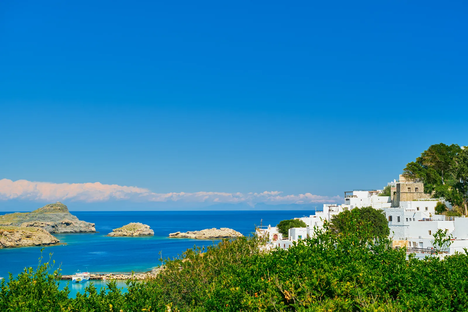 Baie et maisons blanches de Lindos sur l'île de Rhodes, en Grèce