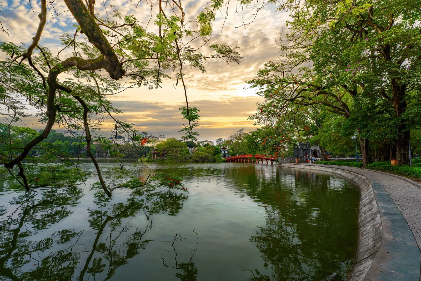 Voyage à Hanoï : que faire, quand partir et budget Le pont rouge The Huc sur le lac Hoan Kiem à Hanoï
