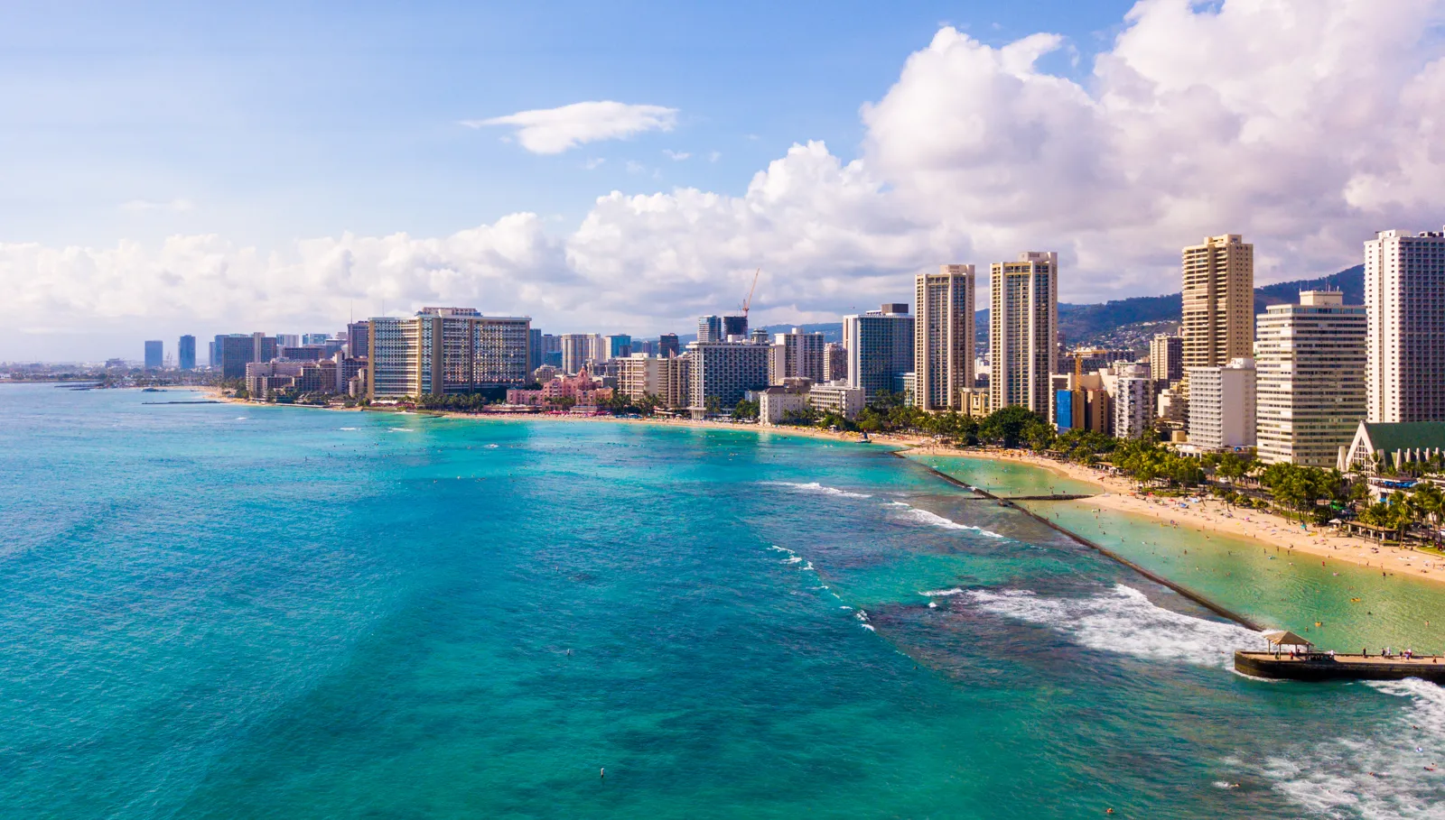 Voyage à Hawaï : quelles îles choisir, itinéraires et budget Vue aérienne de Waikiki et du cratère Diamond Head à Honolulu