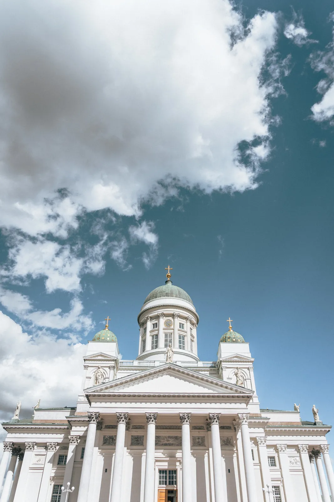 Que faire à Helsinki ? Incontournables, saunas et Tallinn La cathédrale luthérienne blanche de Helsinki et ses coupoles vertes