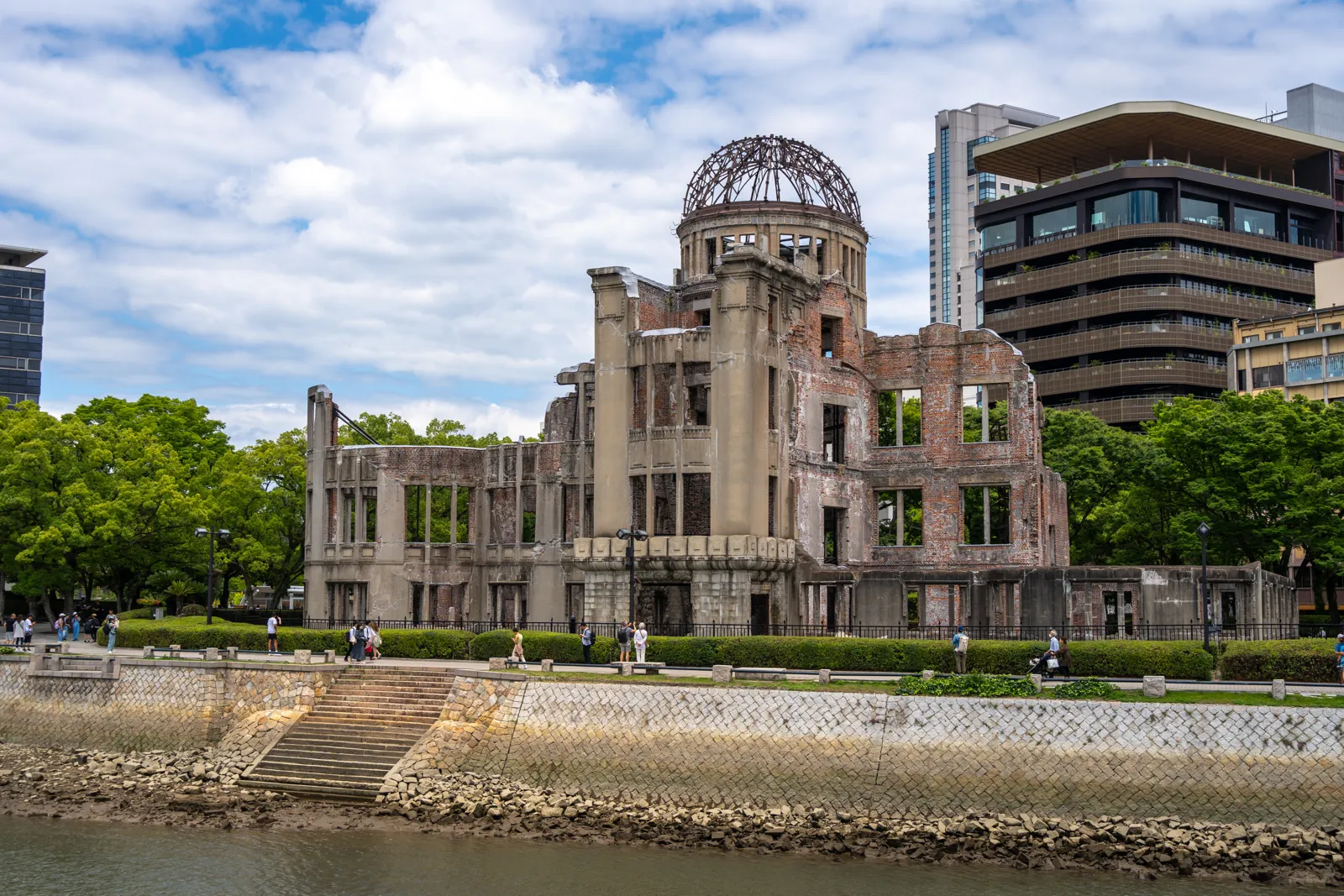 Hiroshima travel guide: things to do, when to go, Miyajima Le dôme de Genbaku au bord de la rivière Motoyasu à Hiroshima