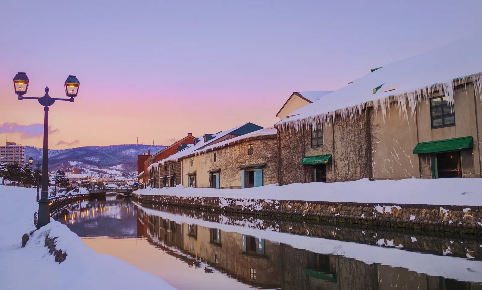 Hokkaido : que faire, en hiver ou en été ? Le canal d'Otaru enneigé au coucher du soleil, à Hokkaido