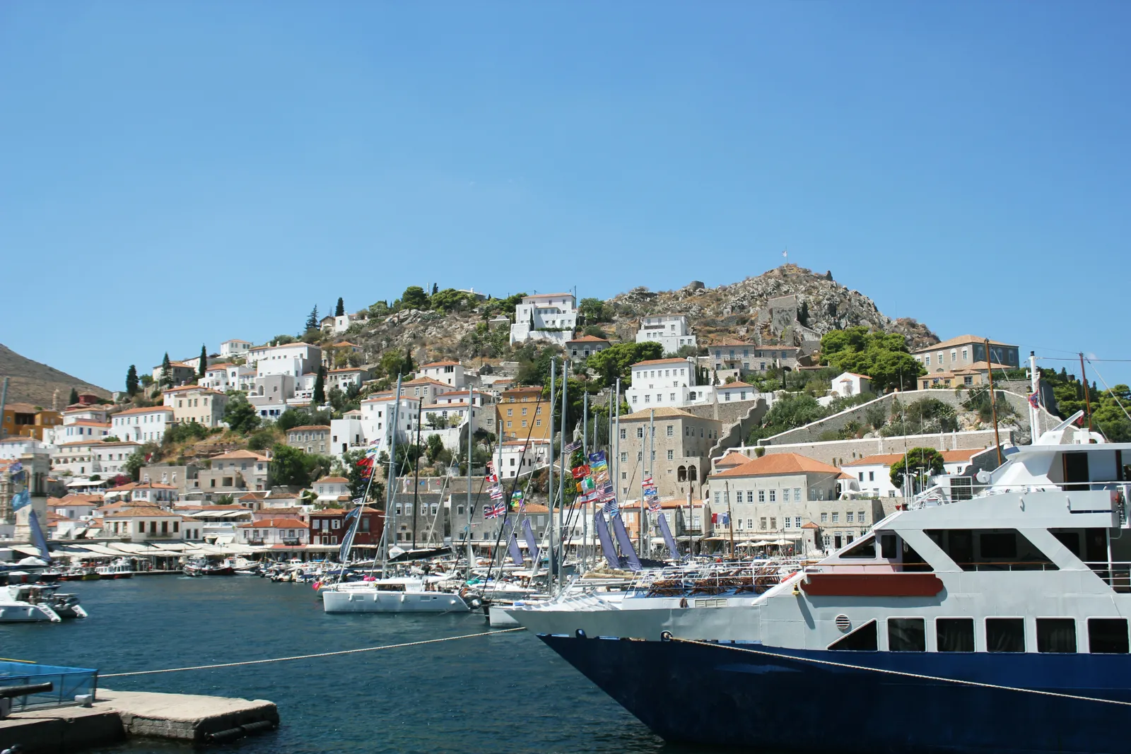 Hydra : que faire sur l'île sans voitures, en un jour ou plus Le port d'Hydra et ses maisons de pierre étagées sur la colline