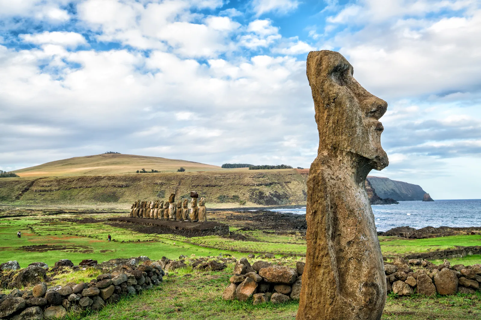 Île de Pâques : voir les moai, règles du parc et meilleure période Un moaï isolé devant la plateforme d'Ahu Tongariki et ses quinze statues, île de Pâques