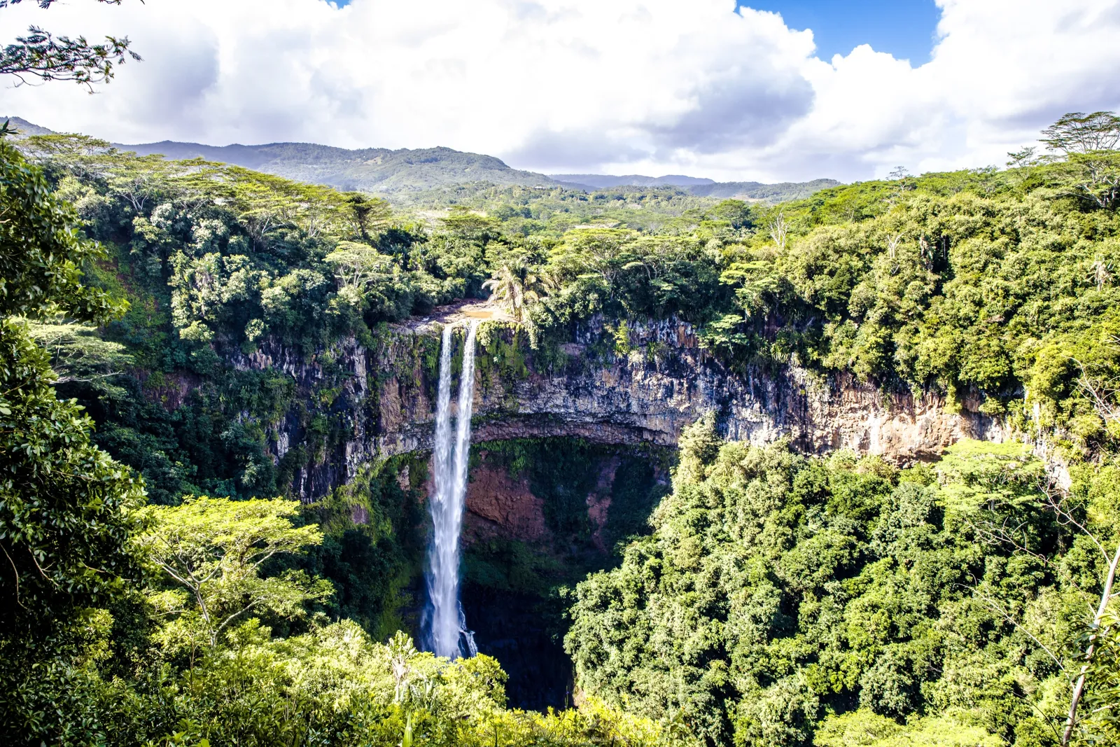 La cascade de Chamarel et la végétation des gorges, alimentées par les pluies de l'été austral