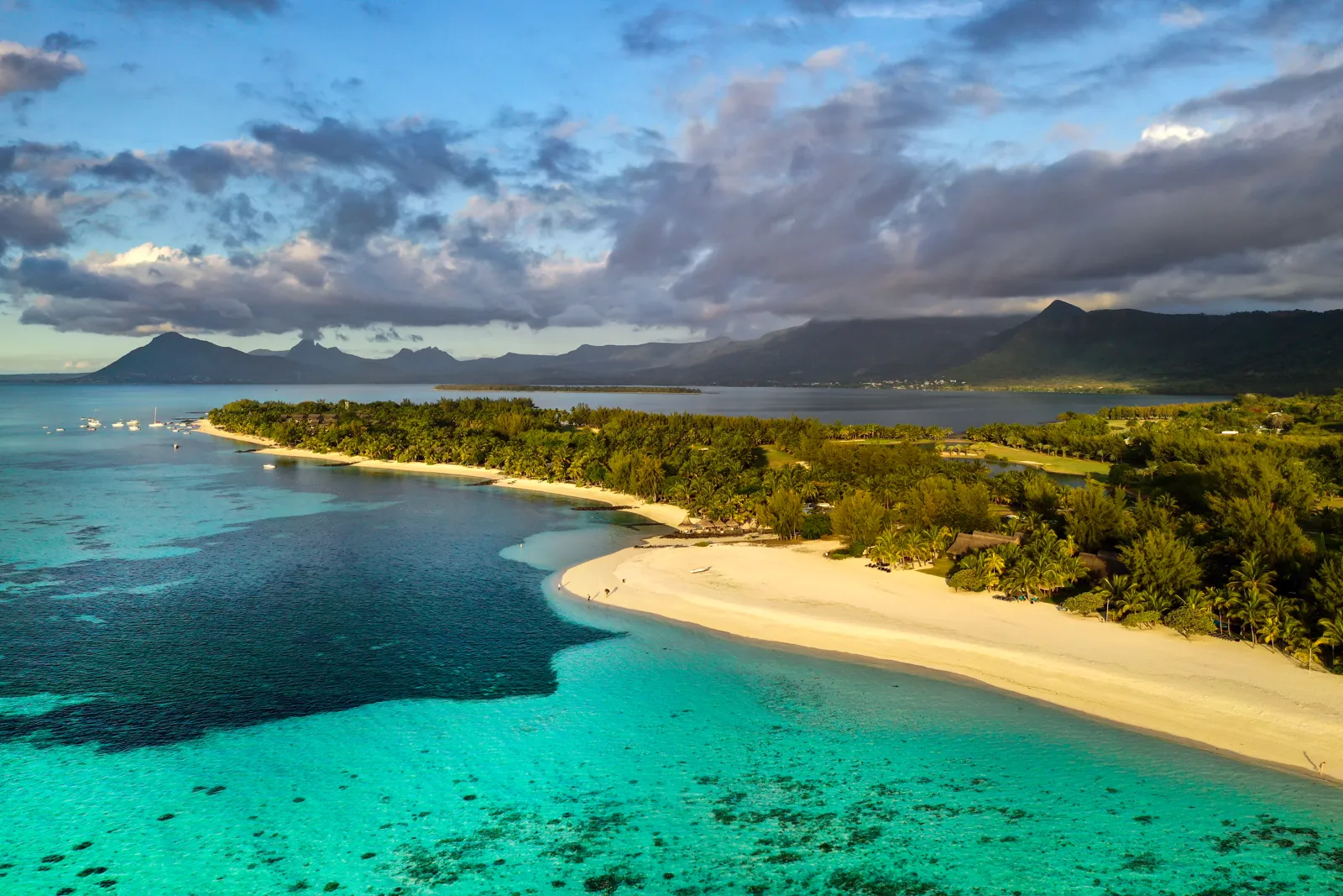 Vue en hauteur de la plage du Morne Brabant, à l'île Maurice