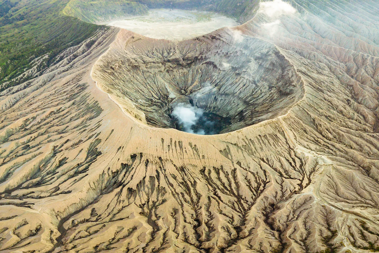 Cratère de volcan d'où s'échappe de la fumée