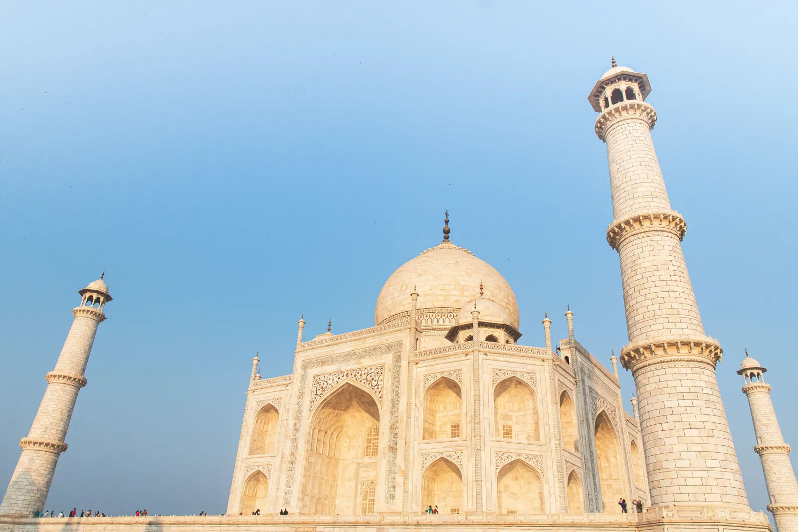Le Taj Mahal sous un ciel bleu en Inde