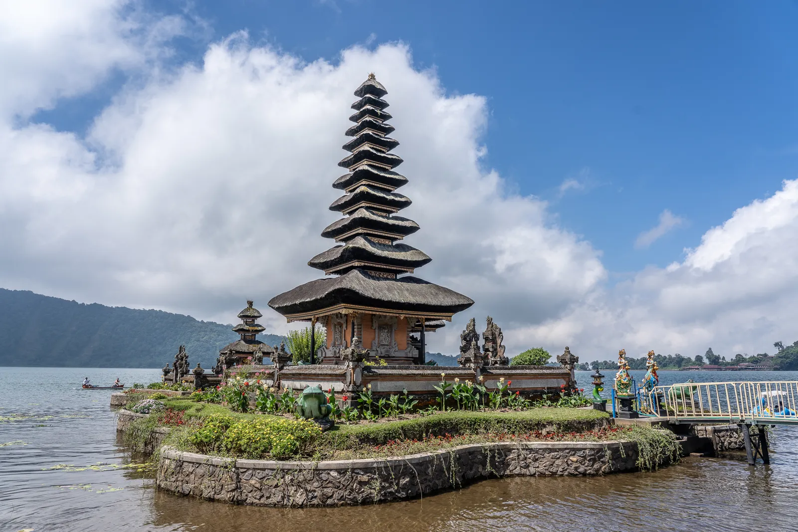 Voyage en Indonésie : guide pratique, îles incontournables et budget Le temple Pura Ulun Danu Bratan au bord du lac Bratan, à Bali