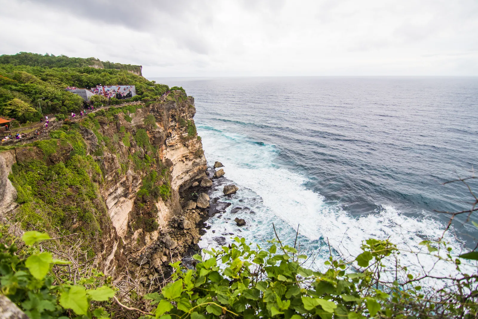 Quand partir à Bali ? Meilleure période et climat mois par mois Le temple Pura Luhur Uluwatu perché au sommet d'une falaise au-dessus de l'océan, à Bali