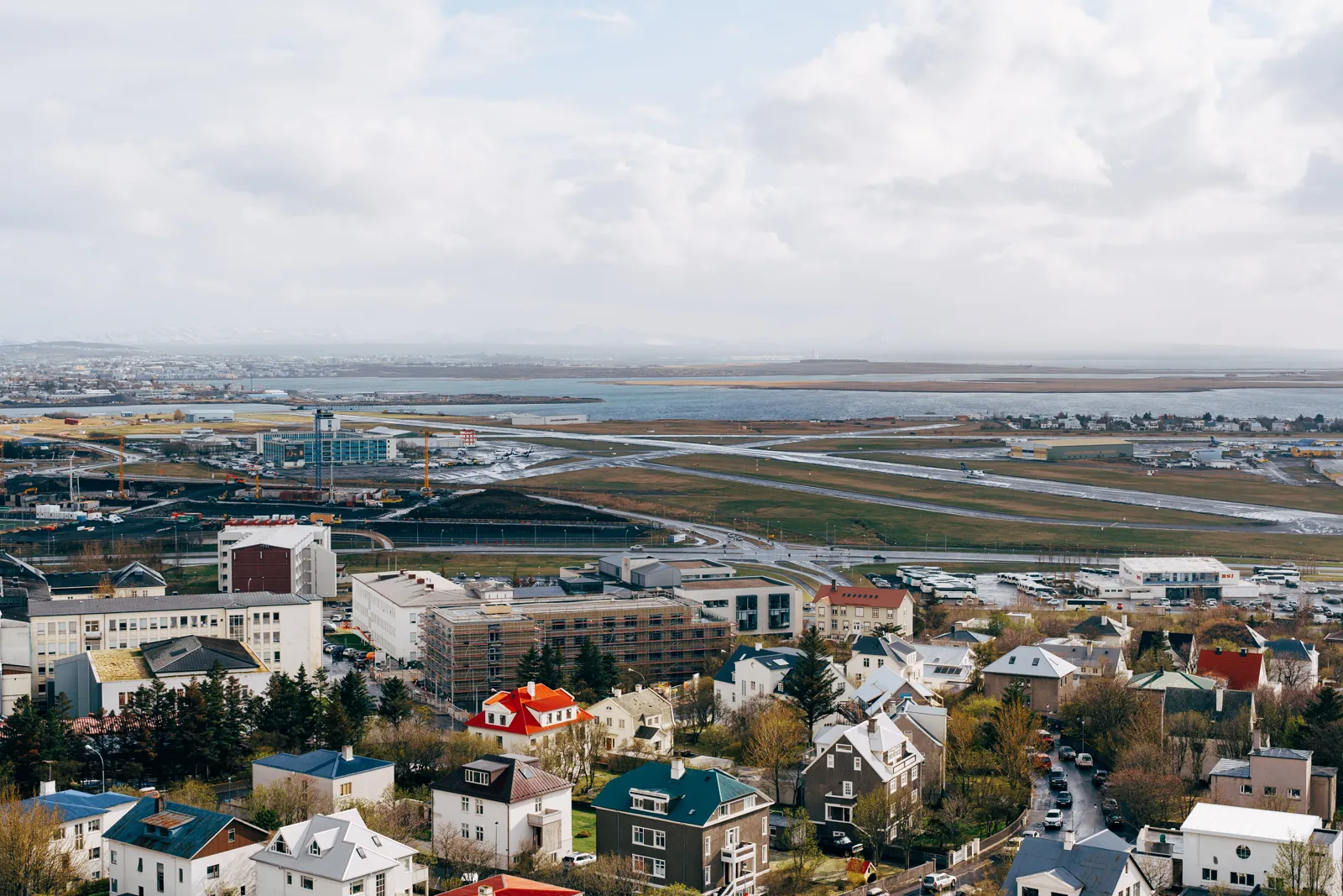 Vue aérienne du centre de Reykjavik et de ses maisons colorées