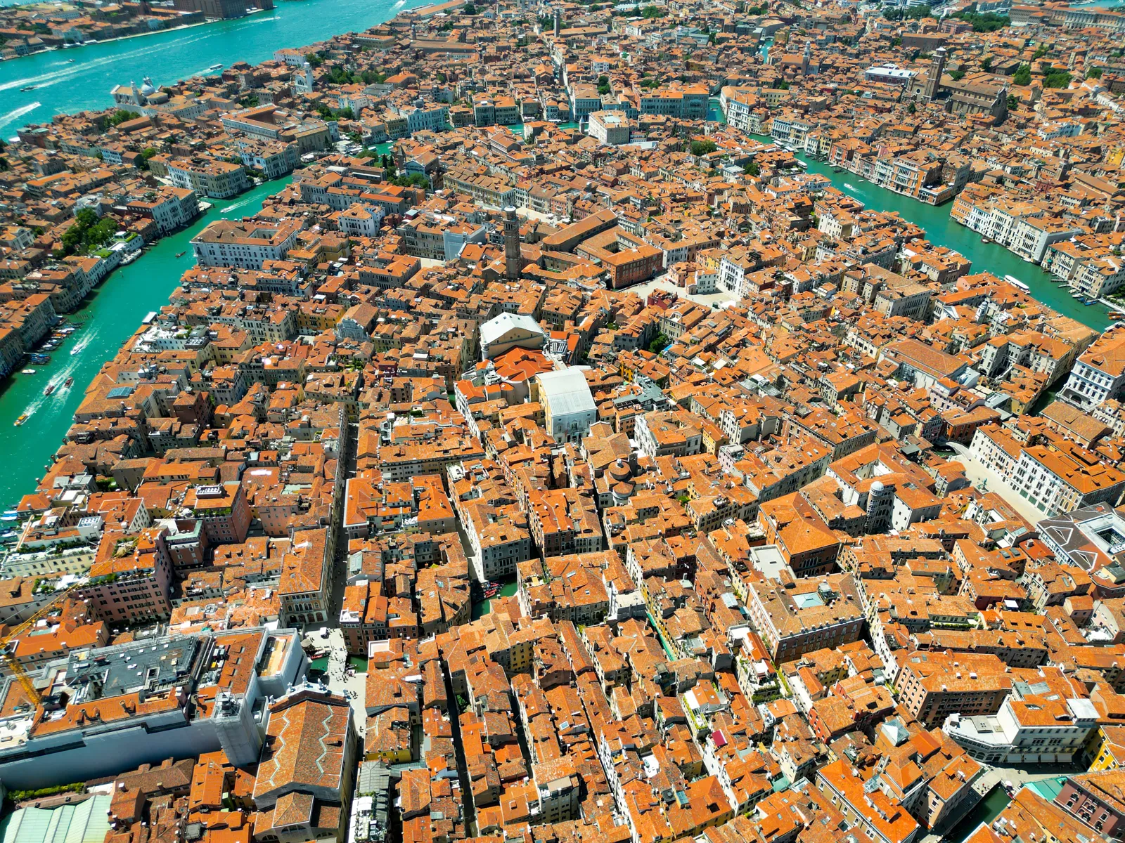 Quand partir en Italie ? Meilleure période et climat mois par mois Vue aérienne des canaux de Venise en Italie