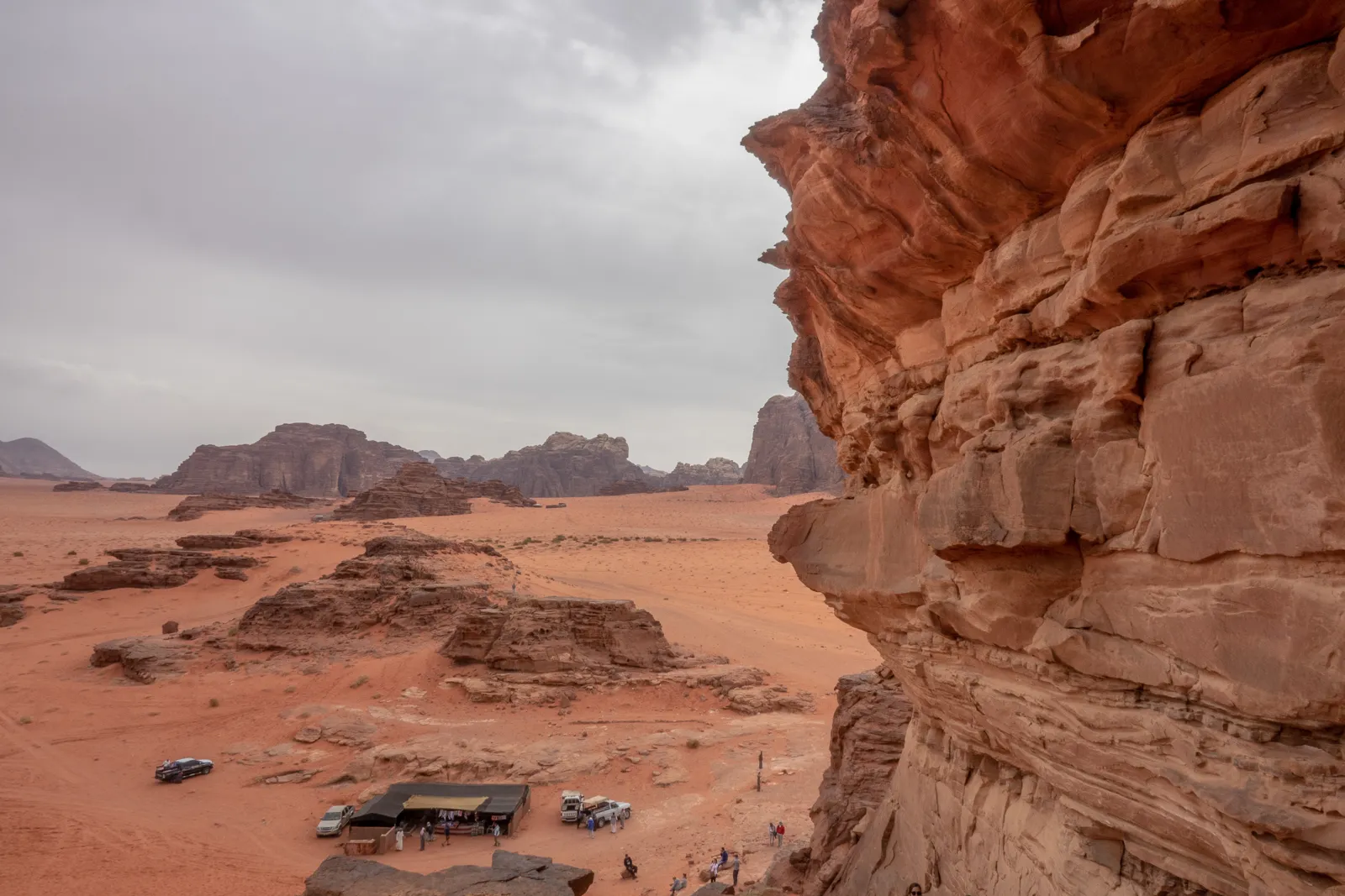Désert du Wadi Rum sous un ciel nuageux, en Jordanie