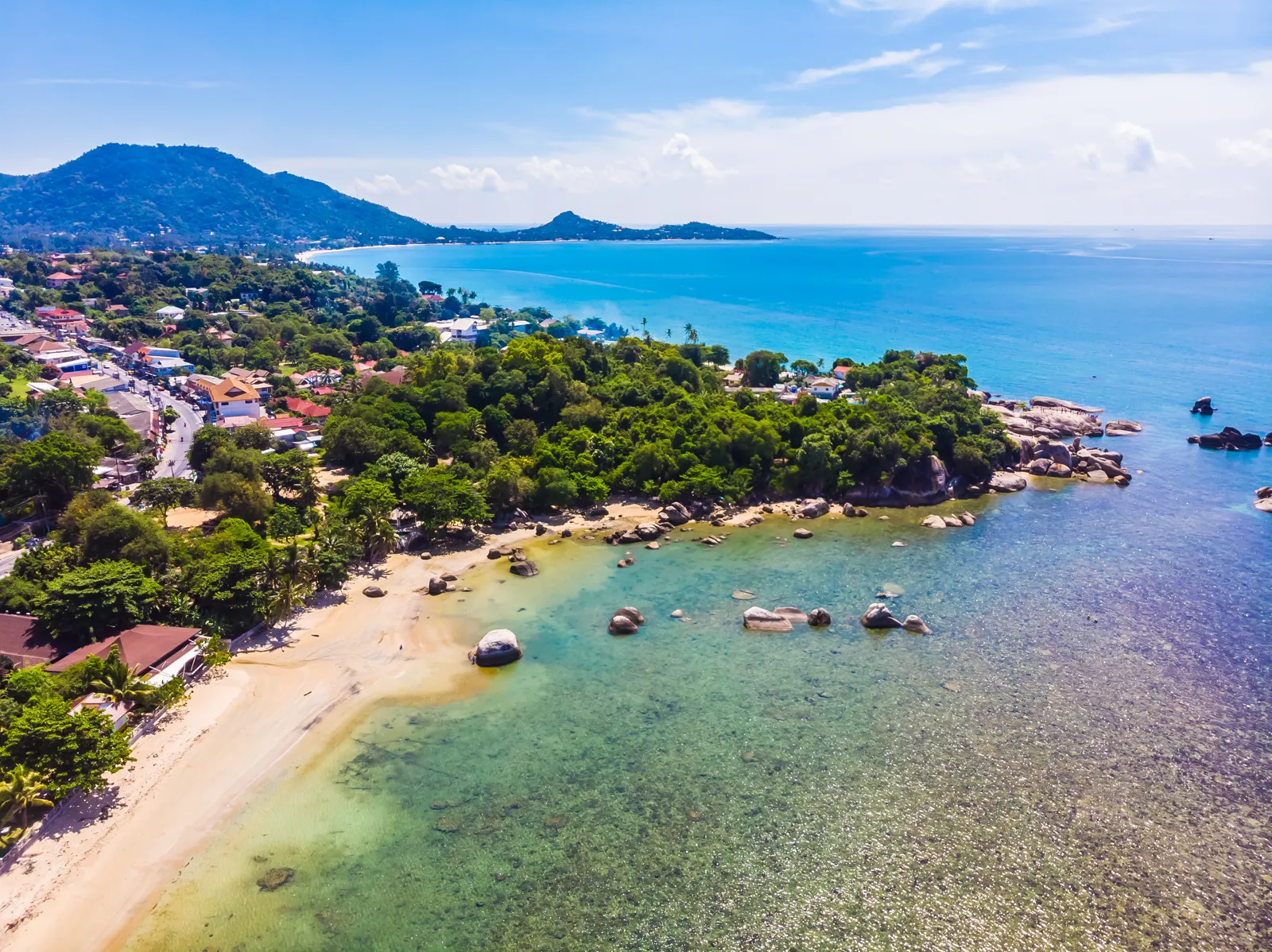 Quand partir à Koh Samui ? Meilleure période et climat mois par mois Vue aérienne d'une plage bordée de cocotiers à Koh Samui en Thaïlande