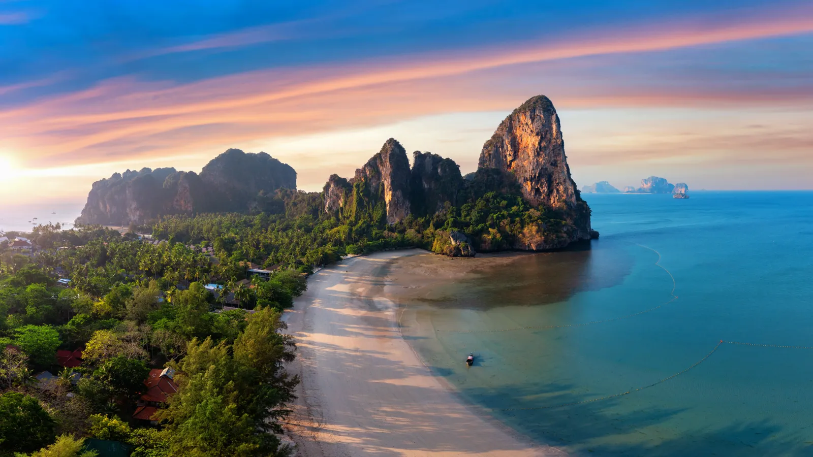La plage de Railay au lever du soleil à Krabi en Thaïlande