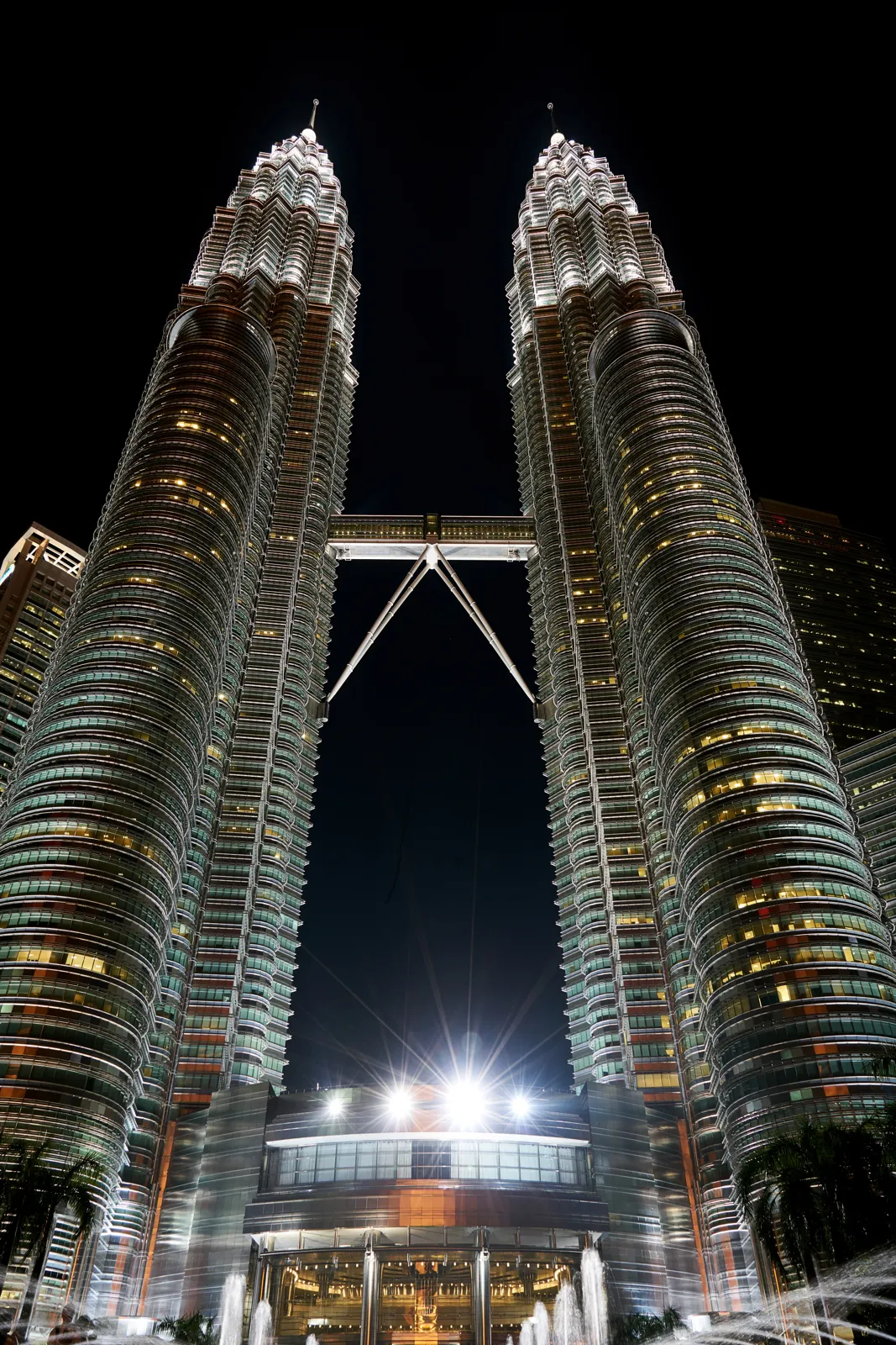 Les tours jumelles Petronas illuminées la nuit à Kuala Lumpur