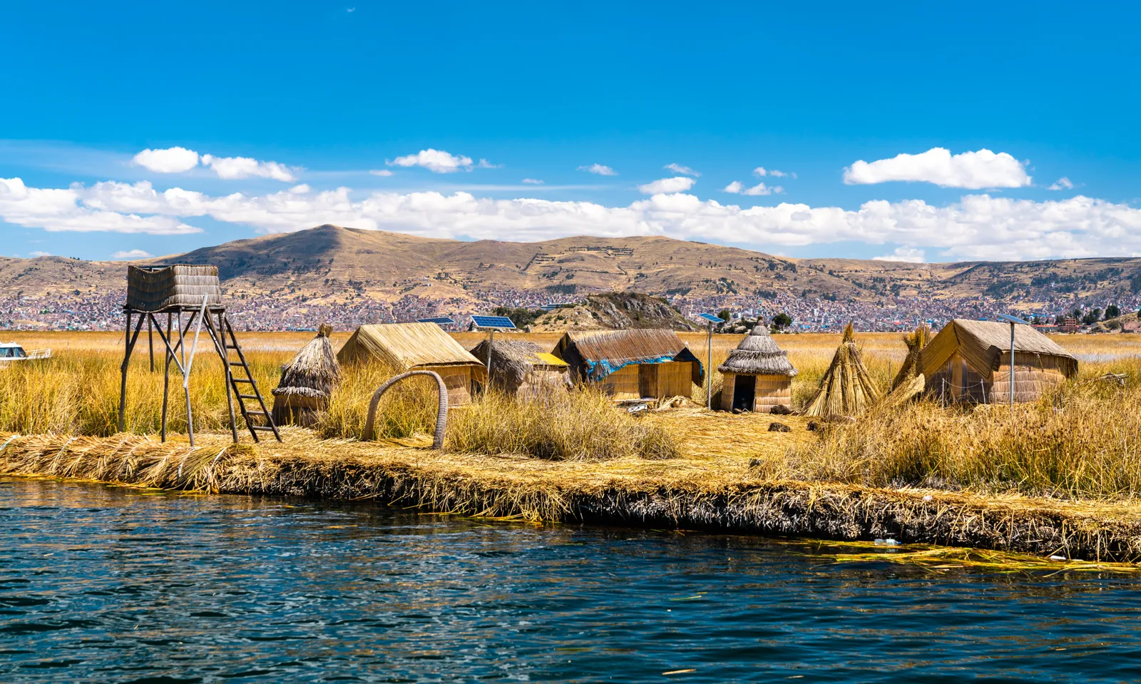 Maisons de roseaux totora d'une île flottante des Uros sur le lac Titicaca
