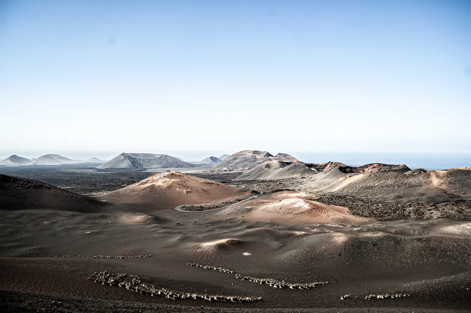 Quand partir à Lanzarote ? Meilleure période et climat mois par mois Vue aérienne du parc national de Timanfaya à Lanzarote