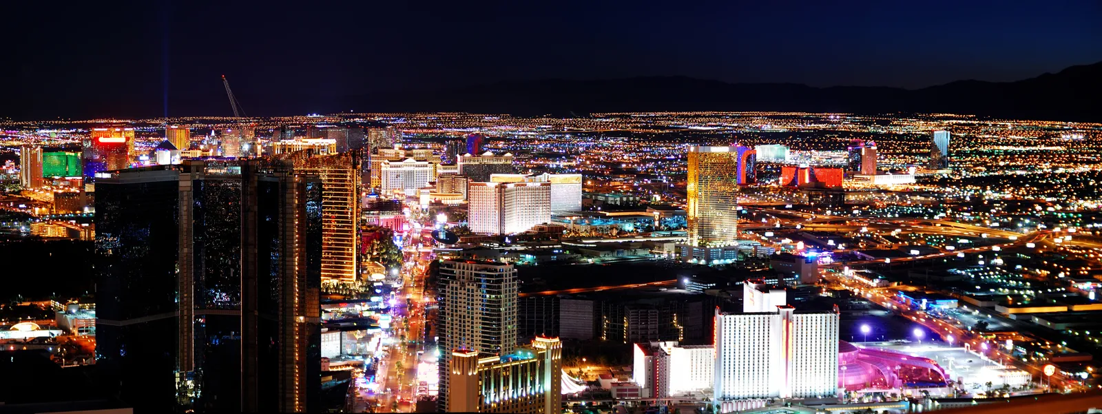 Panorama du Strip de Las Vegas illuminé la nuit
