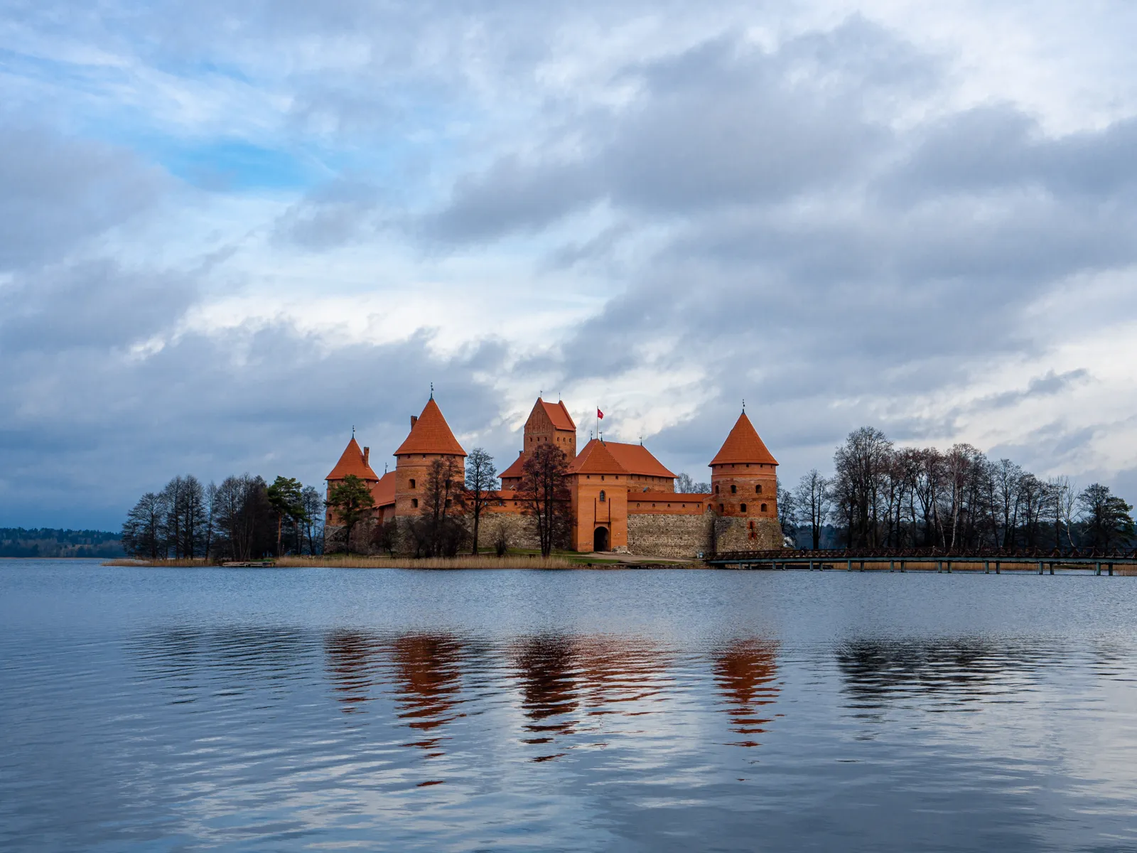 Voyage en Lituanie : guide pratique, itinéraires et climat Château de l'île de Trakai sur le lac Galvė en Lituanie