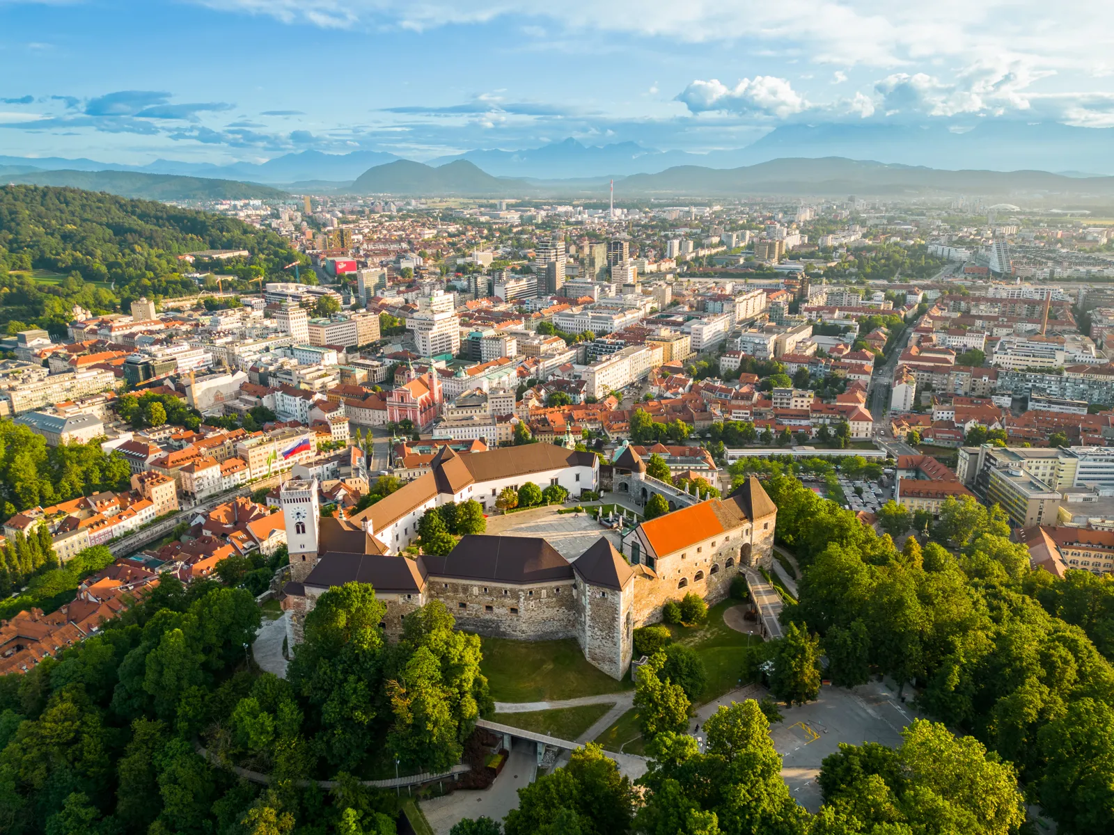 Que faire à Ljubljana ? Incontournables, itinéraires et climat Le centre historique de Ljubljana et son château vus du ciel