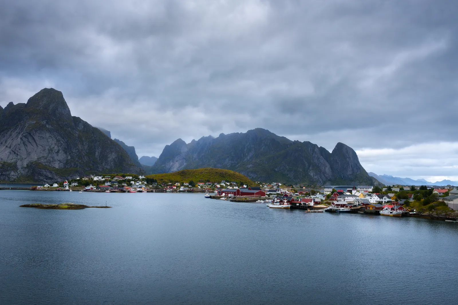 Îles Lofoten : que voir, itinéraire, quand partir Le village de pêcheurs de Reine et le mont Olstind aux Lofoten