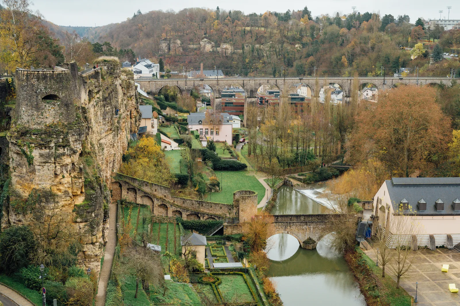 Visiter le Luxembourg : capitale, châteaux et transports gratuits L'Alzette traversant le quartier du Grund à Luxembourg