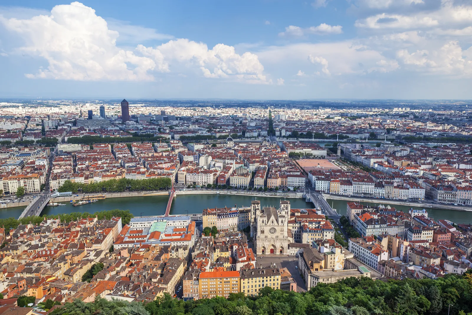 Que faire à Lyon ? Visites, quartiers, itinéraire et climat Vue sur les toits de Lyon depuis la basilique de Fourvière