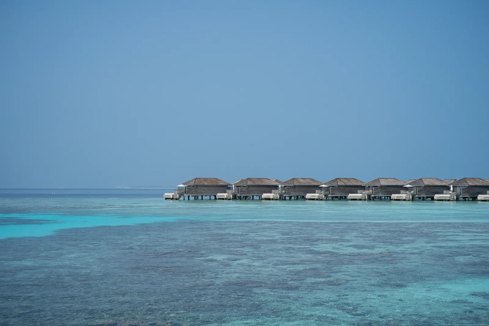 Où partir en février ? Nos 12 destinations au soleil et ailleurs Longue rangée de villas sur pilotis au-dessus du lagon aux Maldives