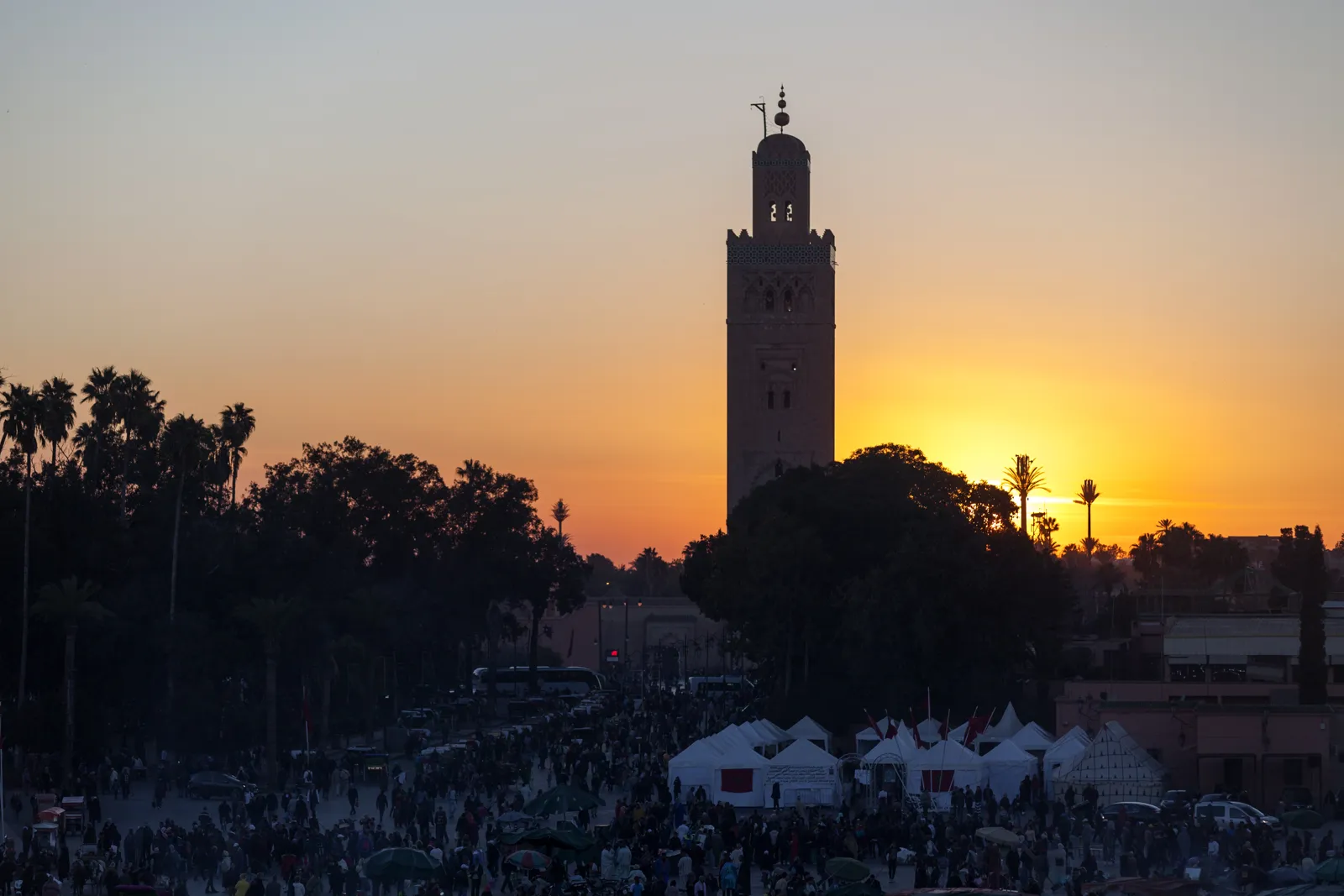 Météo à Marrakech en décembre : températures, que faire et bons plans La place Jemaa el-Fna et la Koutoubia au coucher du soleil à Marrakech