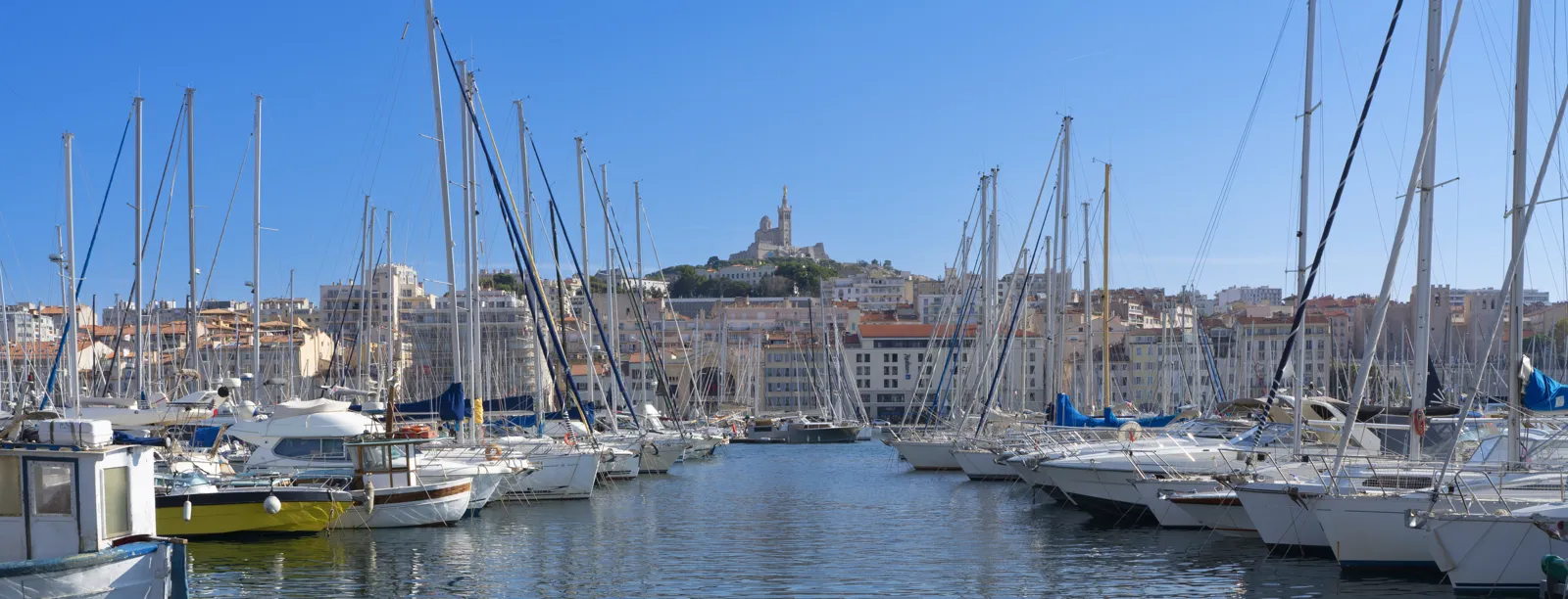 Les voiliers du Vieux-Port de Marseille et Notre-Dame-de-la-Garde
