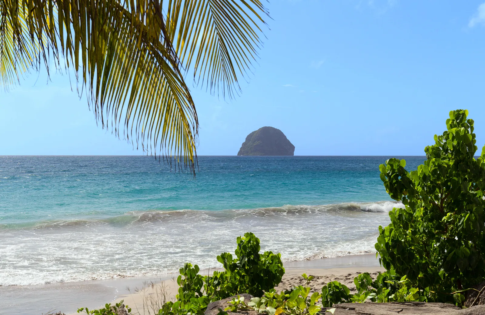 Plage de la mer des Caraïbes face au rocher du Diamant, en Martinique