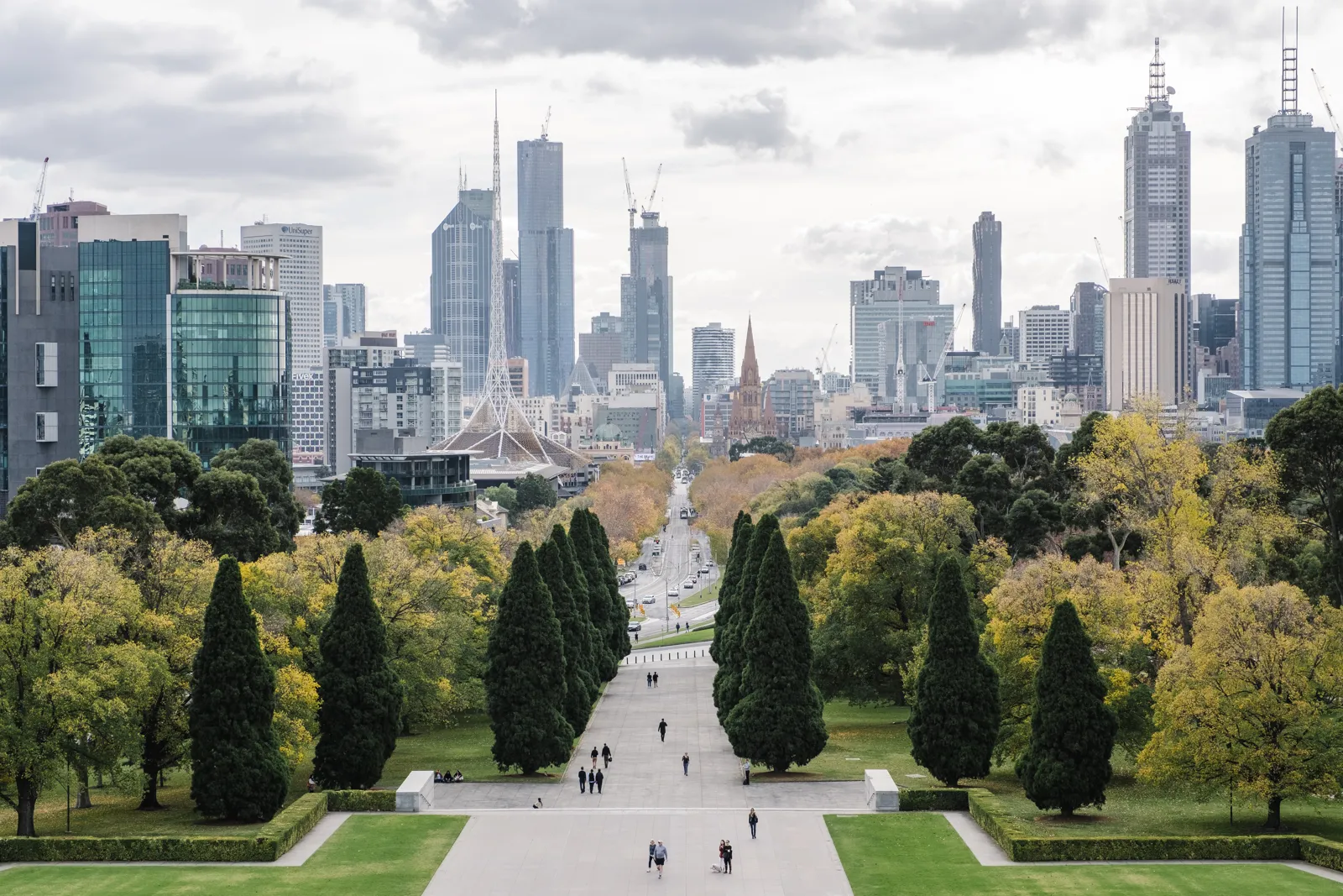 Que faire à Melbourne ? Incontournables, itinéraires et climat Les gratte-ciel de Melbourne au-dessus d'un parc urbain