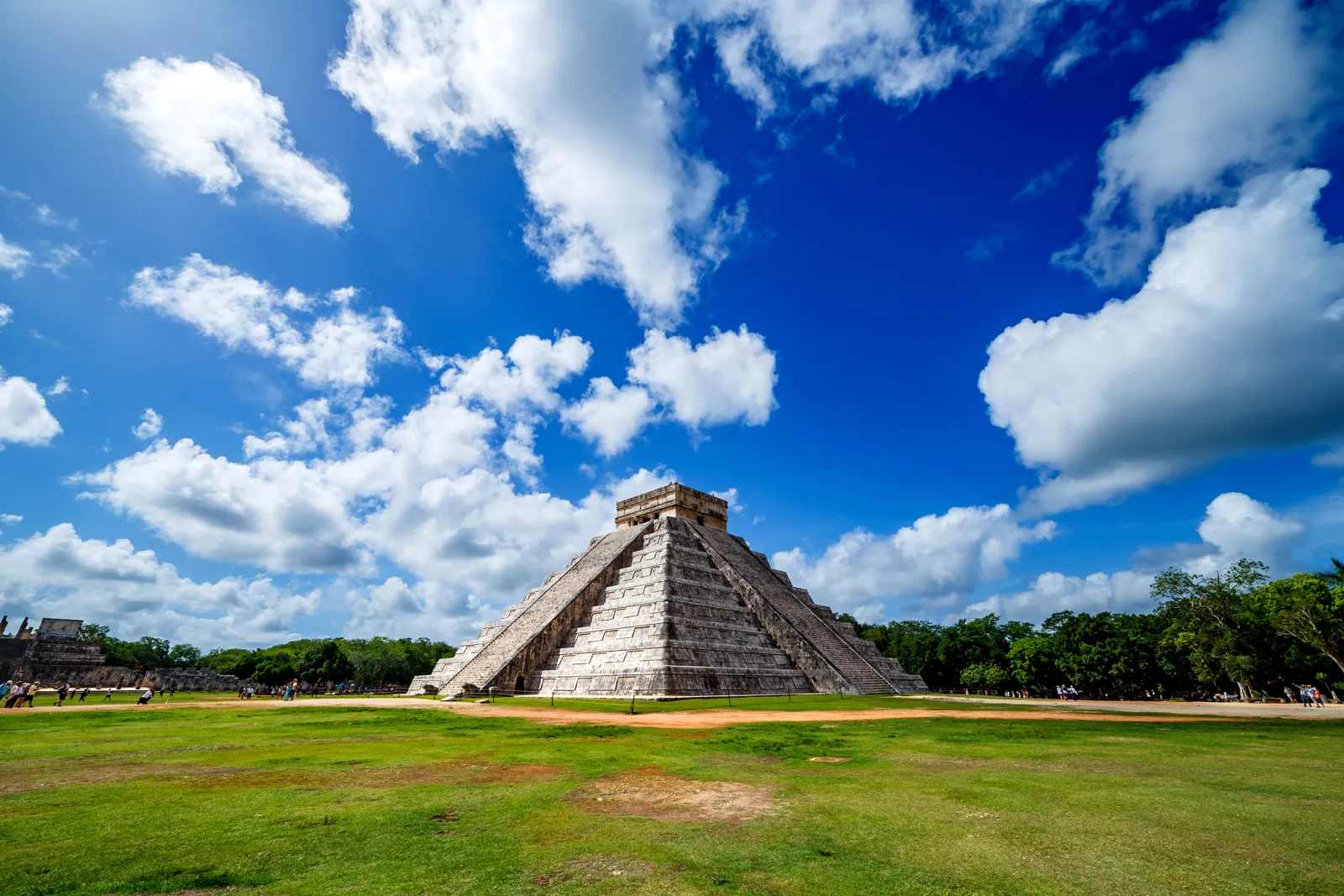 Voyage au Mexique : guide complet et conseils pratiques Pyramide de Kukulcán sur le site maya de Chichén Itzá, au Yucatán
