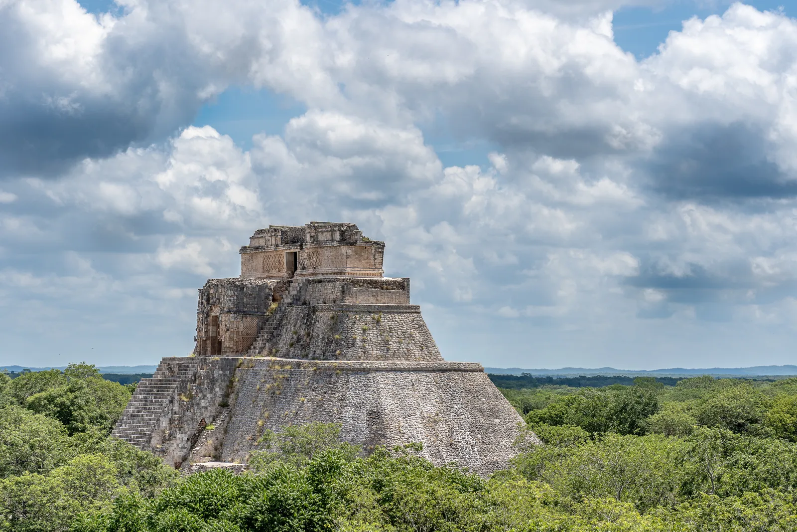 Quand partir au Mexique ? Meilleure période et climat mois par mois Pyramide du Devin à Uxmal sous un ciel dégagé