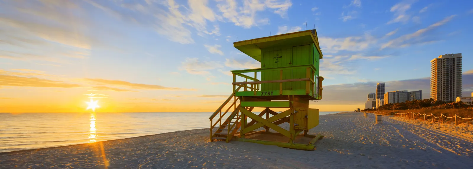 Poste de sauveteur sur South Beach à Miami au lever du soleil