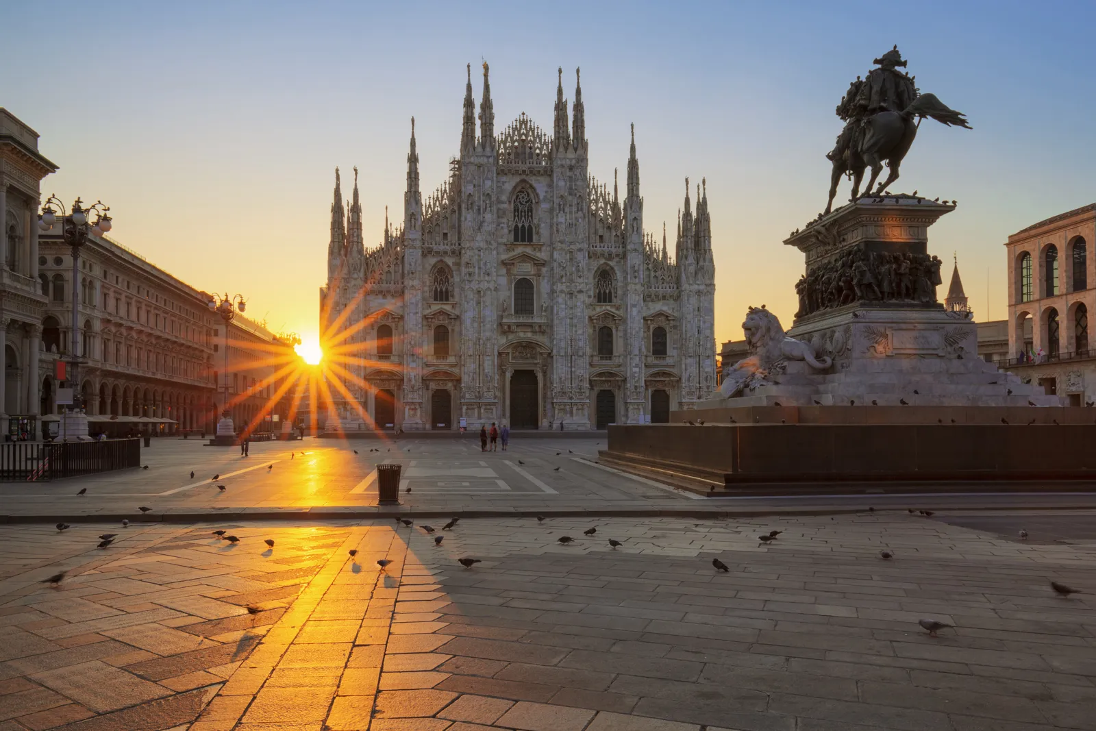 La place et le Duomo de Milan au lever du soleil