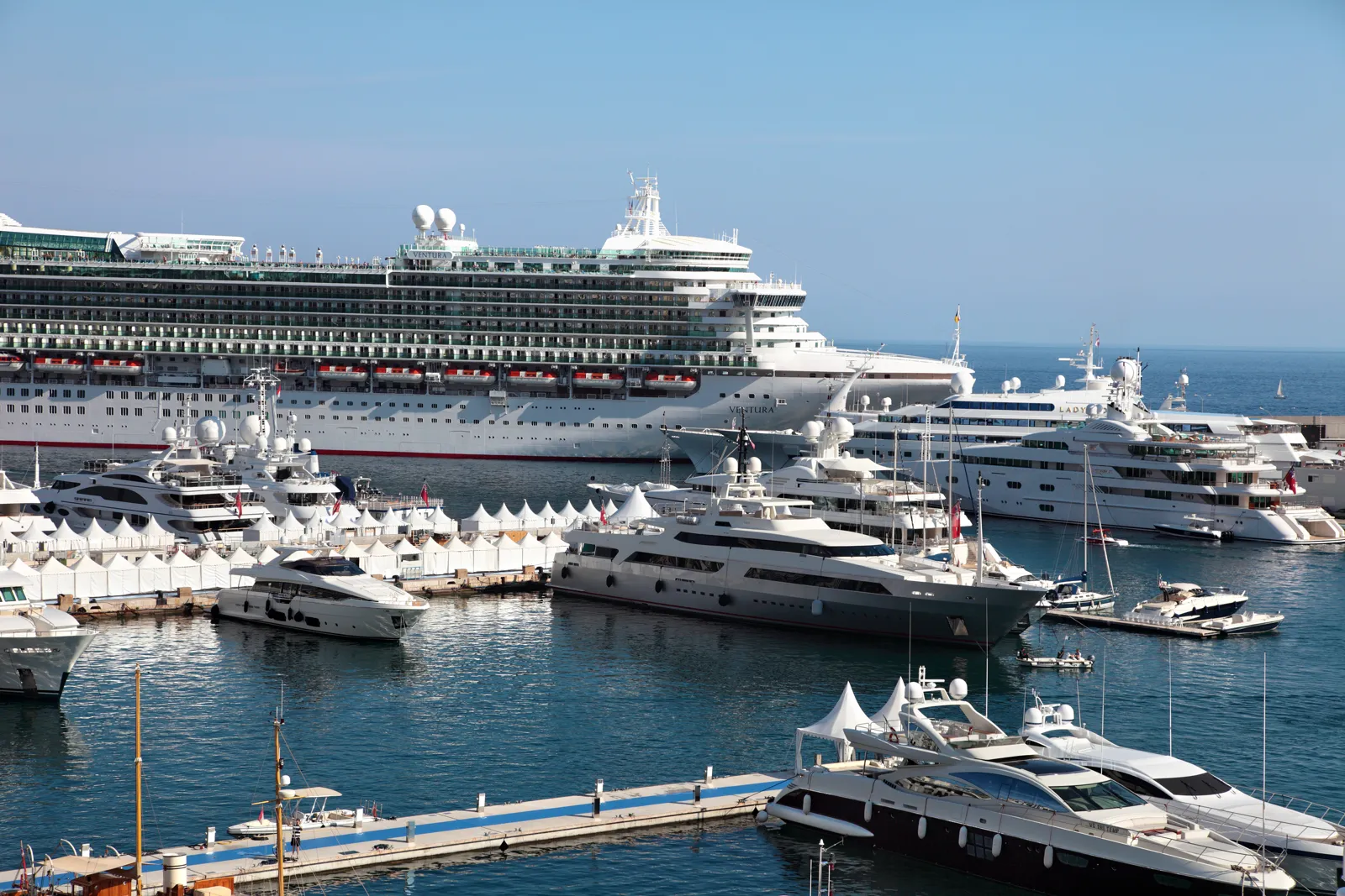 Croisière en Méditerranée : itinéraires, escales et meilleure période Paquebot de croisière et yachts dans le port de Monaco, en Méditerranée