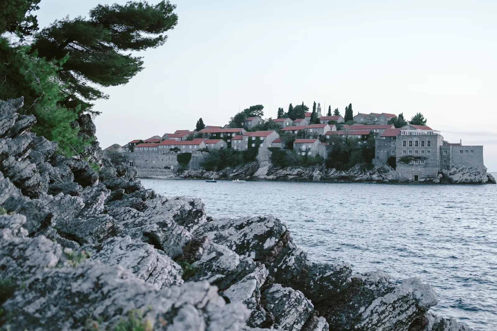 L'îlot de Sveti Stefan sur la riviera de Budva au Monténégro
