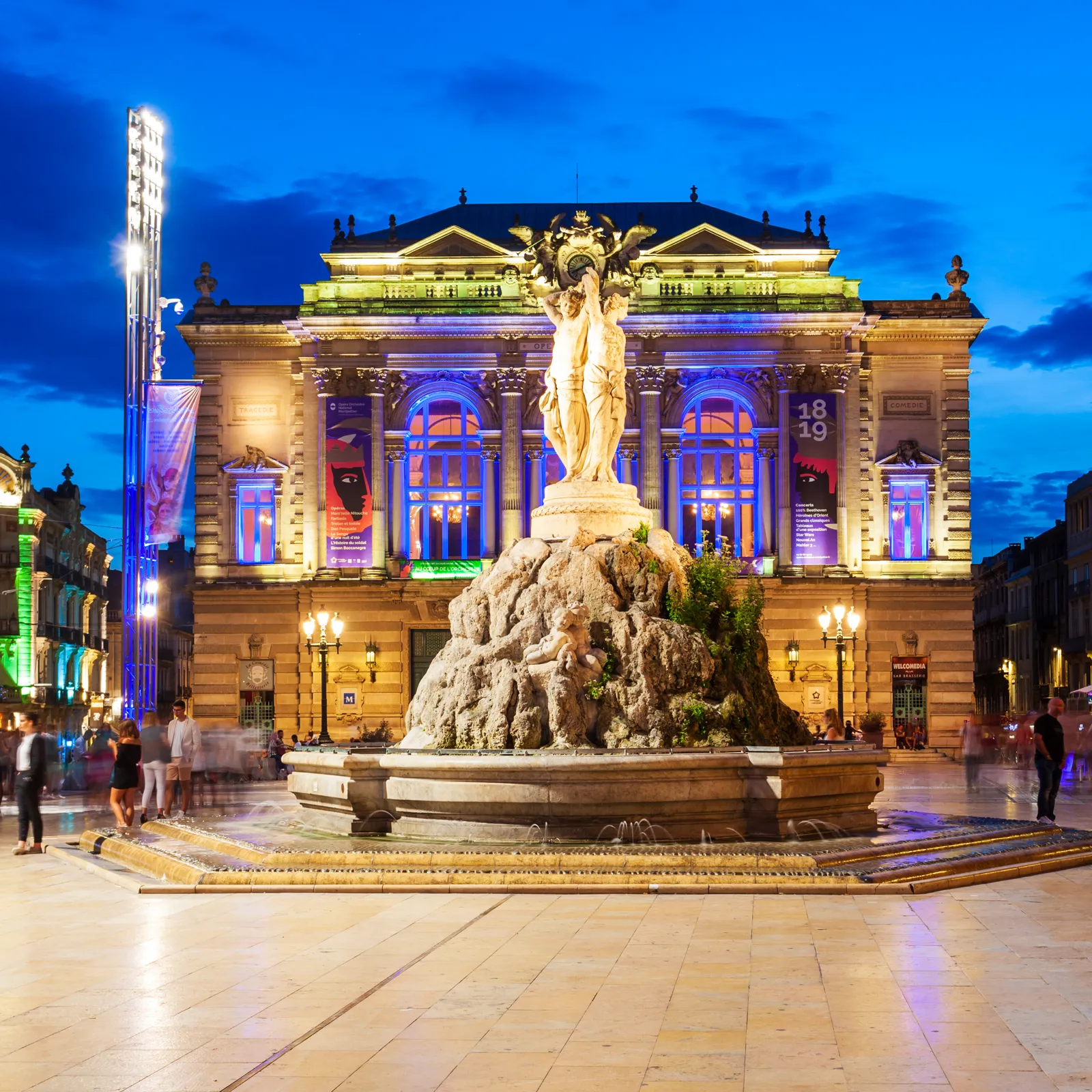 Visiter Montpellier : que faire en 2 jours et alentours Opéra Comédie et fontaine des Trois Grâces à Montpellier le soir